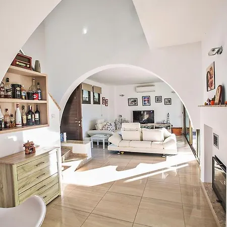 Aloriti Dyo - Beautiful 3 Bedroom Ayia Thekla With Private Pool - Close To The Beach